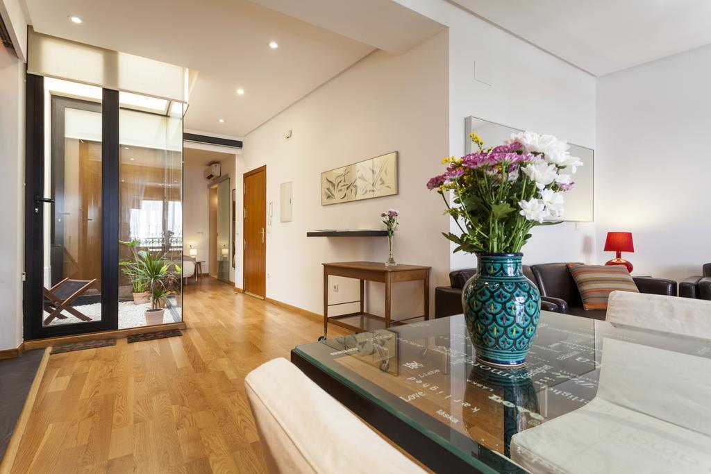 Artist's Charming Design - Space Maison Apartment