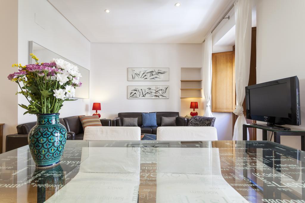 Artist's Charming Design - Space Maison Seville
